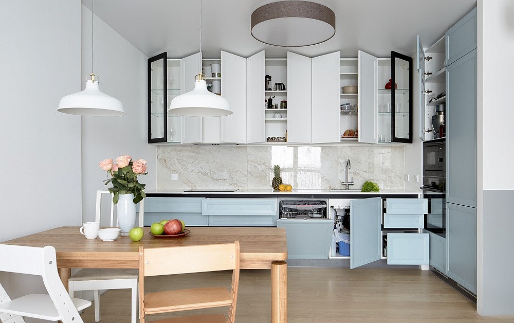 Воздушно-небесная кухня с чёрными акцентами