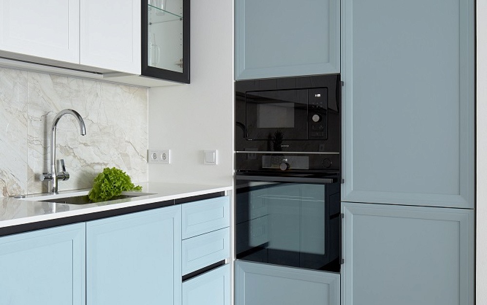 Воздушно-небесная кухня с чёрными акцентами