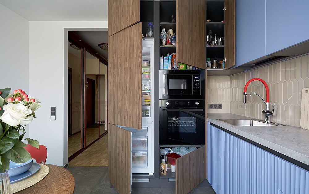 Природная кухня с вертикальной фрезеровской на фасадах