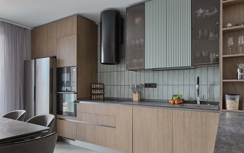 Шелфейно-древесная кухня с открытым хранением