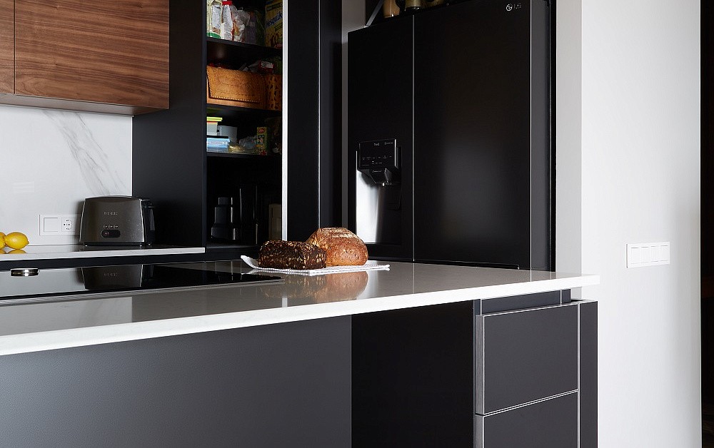 Брутальная кухня с древесными акцентами