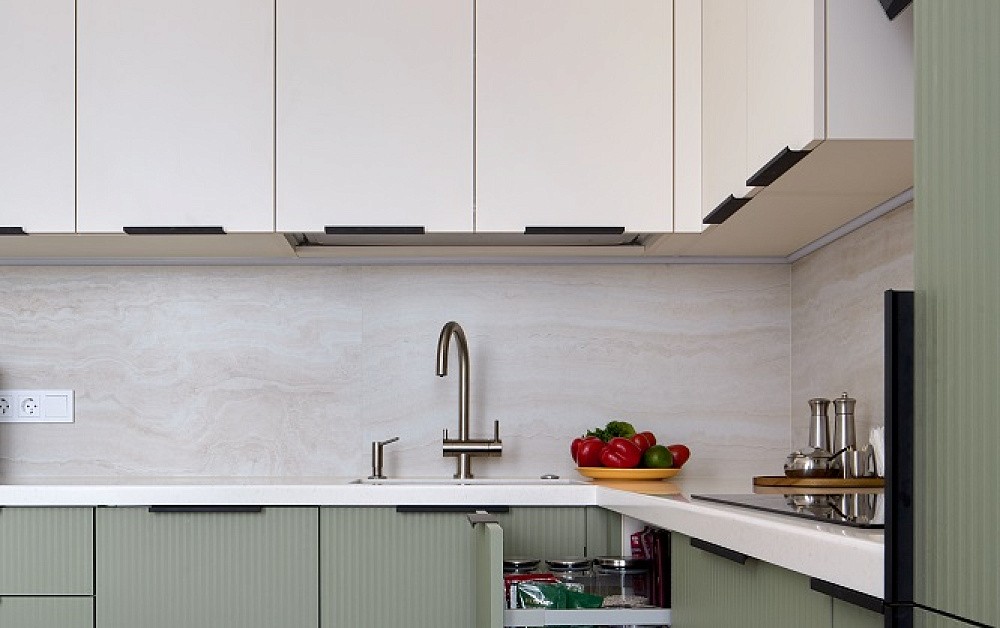Кухня с фасадами с эффектом плиссировки