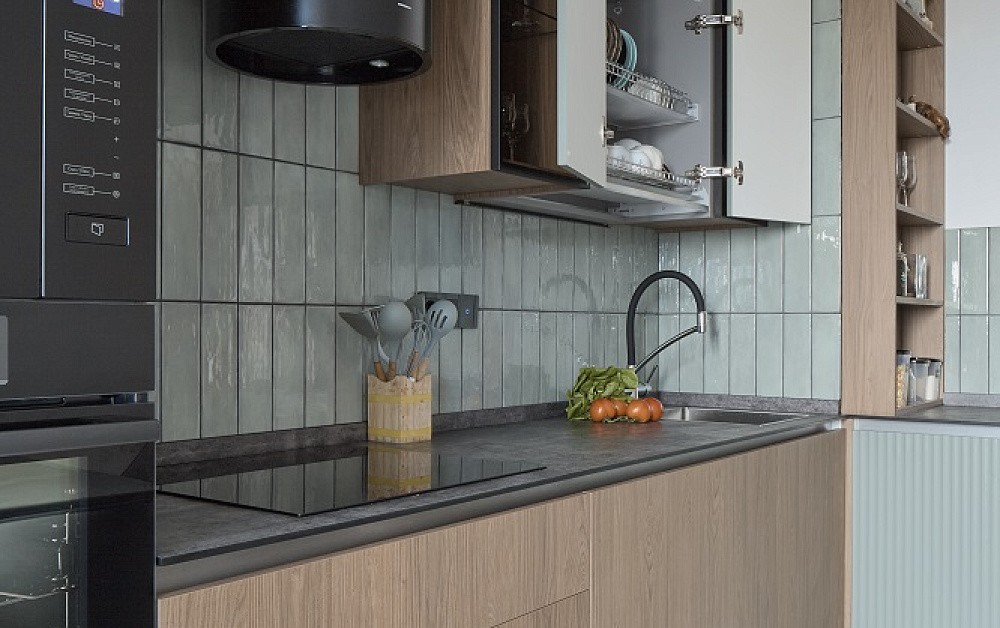 Шелфейно-древесная кухня с открытым хранением