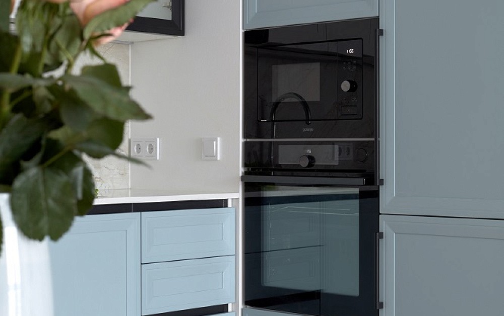 Воздушно-небесная кухня с чёрными акцентами