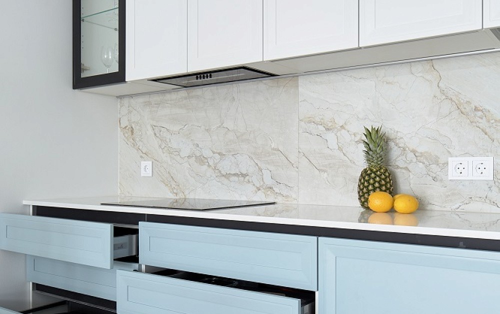 Воздушно-небесная кухня с чёрными акцентами