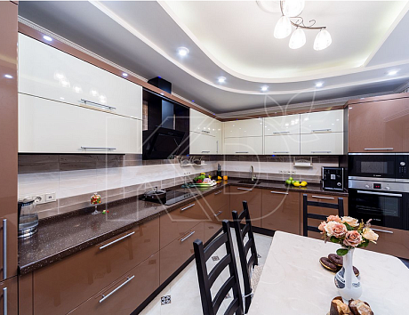 Угловая кухня в коричневых тонах