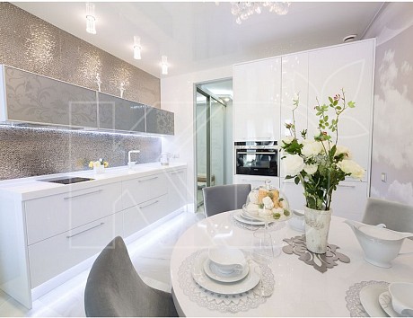 Белая глянцевая кухня в интерьере