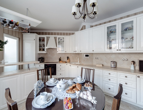 Светлая кухня в Санкт-Петербурге