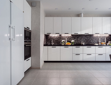 Светлая кухня в Мурманске